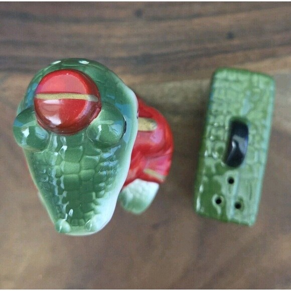 VTG VANDOR Bellhop Alligator and Luggage Anthropomorphic Salt & Pepper Shakers - Picture 10 of 13